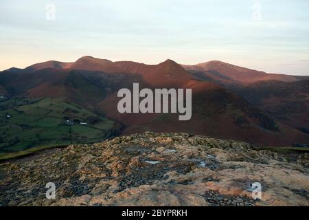 Coledale Fells all'alba visto da Catbells, Cumbria, Regno Unito Foto Stock