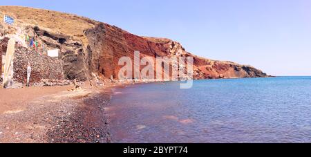 Una vista sulla famosa Spiaggia Rossa sull'Isola di Santorini, situata vicino all'antica città di Akrotiri Foto Stock