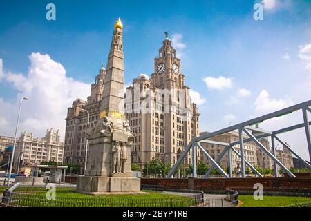 Lungomare di Liverpool con il Memorial to the Engine Room Heroes of the Titanic e il Royal Liver Building, Inghilterra, Regno Unito. Foto Stock