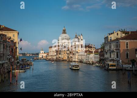 Splendida vista sul famoso Canal Grande e sulla Basilica di Santa Maria della Salute, Venezia, Italia Foto Stock