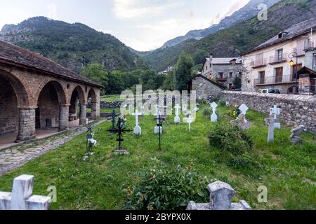 Cimitero e portico della Chiesa di Santa Eulàlia d'Erill la Vall, provincia di Lleida, Catalogna, Spagna Foto Stock