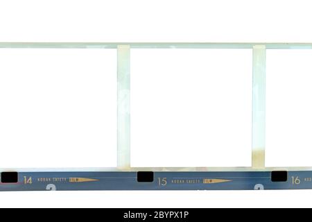 telaio della filmstrip di 35 mm isolato su sfondo bianco Foto Stock