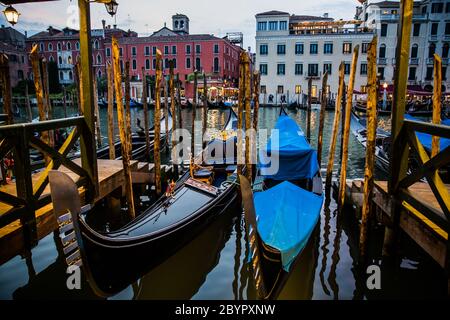 Due gondole tradizionali del Canal Grande ormeggiate al molo, Venezia, Italia Foto Stock