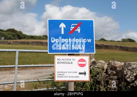 Non seguire le indicazioni per il navigatore satellitare sulla strada per Dovedale nel Parco Nazionale dello Staffordshire Peak District Foto Stock