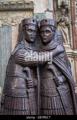 Il Ritratto delle quattro sculture Tetrarchi di quattro imperatori romani all'angolo della facciata della Basilica di San Marco, Venezia, Italia Foto Stock