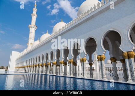 Corridoio con colonne decorate in oro all'entrata della famosa Moschea Sheikh Sultan Zayed ad Abu Dhabi, Emirati Arabi Uniti Foto Stock