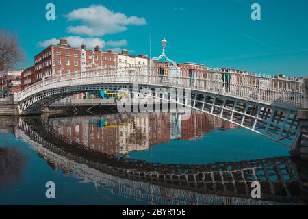 Dublino / Irlanda : gli edifici si riflettono in una calma acque del fiume Liffey lungo Ormond Quay a Dublino durante una giornata di primavera irlandese molto soleggiata Foto Stock