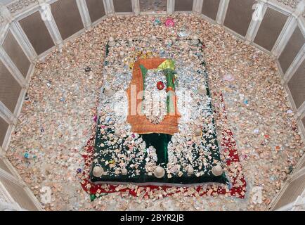Bibi-Ka-Maqbara Sanctum con la tomba di Dilras Banu Begum, all'interno del Bibi Ka Maqbara, Aurangabad, Maharashtra, India. Foto Stock