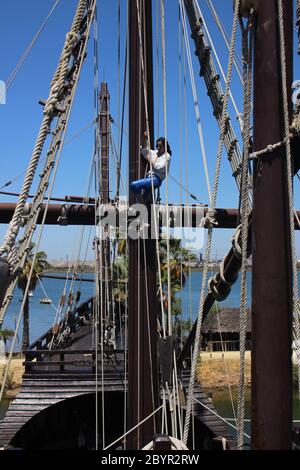 Primo piano di trigging a bordo della Pinta nel molo delle carovelle con il marinaio Palos de la Frontera Huelva Andalusia Spagna Foto Stock