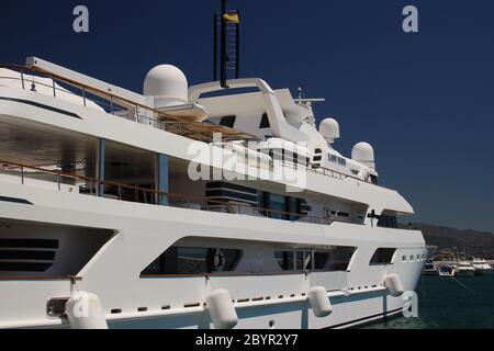 Enorme yacht a motore di lusso ormeggiato nella marina con cielo blu profondo Puerto Banus Andalusia Spagna Foto Stock