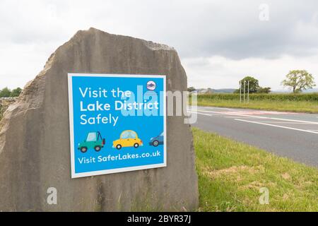 Visita il Lake District in modo sicuro all'ingresso del Parco Nazionale appena fuori lato Kendal. Iscriviti quando il governo ha fatto un viaggio in auto nel Regno Unito Foto Stock