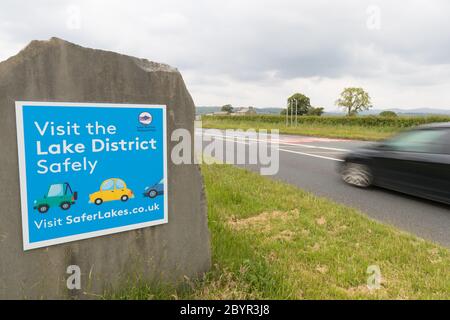 Visita il Lake District in modo sicuro all'ingresso del Parco Nazionale appena fuori lato Kendal. Iscriviti quando il governo ha fatto un viaggio in auto nel Regno Unito Foto Stock