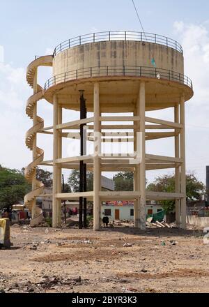 Serbatoio torre dell'acqua in cemento ad Aurangabad, Maharashtra, India. Foto Stock