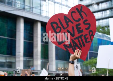 Un protester tiene un segno di sostegno durante una protesta della materia di Black Lives a Toronto, Ontario. Foto Stock
