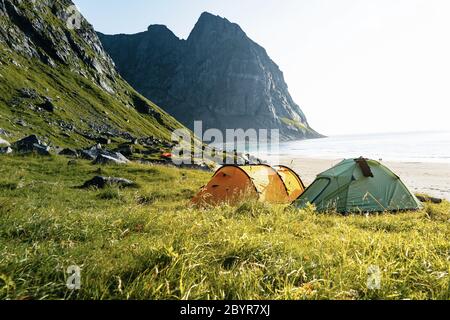 Suggestiva vista panoramica di una tenda sulla spiaggia in estate. Campeggio sulla riva dell'oceano. Arcipelago delle Lofoten Norvegia. Vacanze e viaggi Foto Stock