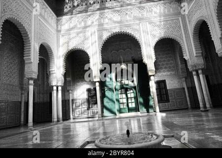 L'interno del Mahakma du Pasha nel quartiere Habous o ‘Nuova Medina’ a Casablanca, Marocco, costruito negli anni 50, nel grande stile moresco feuri Foto Stock