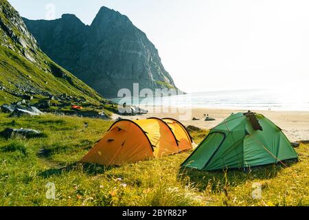 Suggestiva vista panoramica di una tenda sulla spiaggia in estate. Campeggio sulla riva dell'oceano. Arcipelago delle Lofoten Norvegia. Vacanze e viaggi Foto Stock