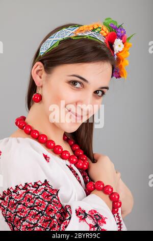 Attraente donna indossa nazionale ucraina di vestire Foto Stock