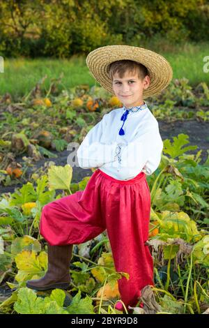 Carino bambino in abiti ucraini tradizionali all'aperto Foto Stock