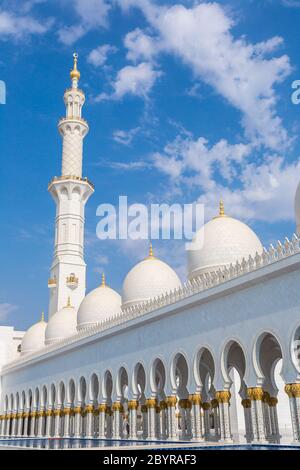 Corridoio con colonne decorate in oro all'entrata della famosa Moschea Sheikh Sultan Zayed ad Abu Dhabi, Emirati Arabi Uniti Foto Stock