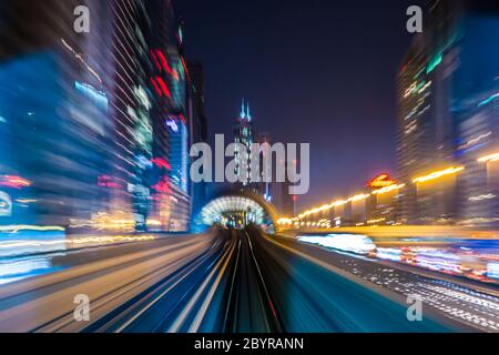 Metropolitana di Dubai in movimento sfocato Foto Stock