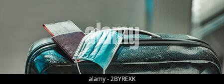 Maschera di viaggio del coronavirus con passaporto, biglietto aereo, bagagli per l'aeroporto che viaggia verso la destinazione turistica estiva banner panoramico Foto Stock