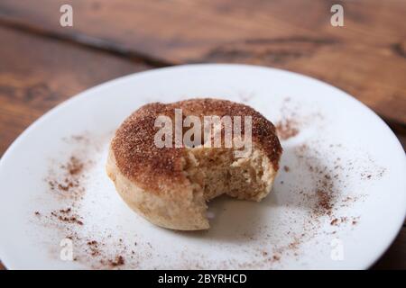 Ciambelle alla cannella cotte in casa Foto Stock