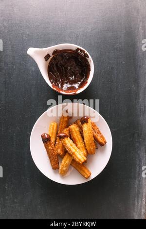 Churros e salsa al cioccolato Foto Stock