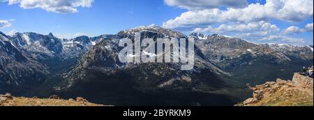 Panorama a Forest Canyon si affaccia nel Rocky Mountain National Park, Colorado, USA, con la gente che ammira la vista panoramica delle cime innevate e circo Foto Stock