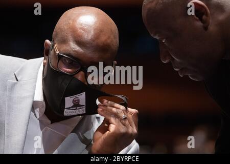 Philonise Floyd, fratello di George Floyd e Benjamin Crump, avvocato dei diritti civili rappresentante della famiglia George Floyds conferì durante un'audizione del Comitato giudiziario della Camera su 'pratiche di polizia e responsabilità dell'applicazione della legge', su Capitol Hill, a Washington, DC, Mercoledì, 10 giugno 2020.Credit: Graeme Jennings/Pool via CNP | utilizzo in tutto il mondo Foto Stock