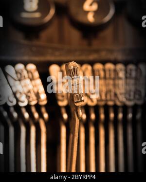 Close-up di una vecchia macchina da scrivere retrò con della carta Foto Stock