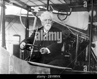 Sir Hiram Stevens Maxim (1840 – 1916) inventore britannico nato in America, meglio conosciuto come creatore della prima mitragliatrice portatile completamente automatica, la mitragliatrice Maxim. Foto Stock