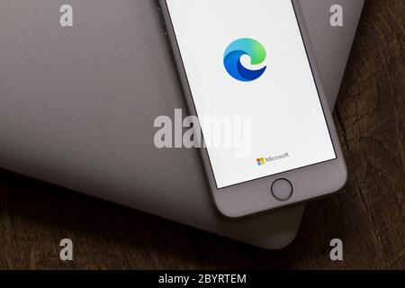 La pagina di benvenuto dell'app mobile Microsoft Edge viene visualizzata sullo smartphone. Il nuovo Microsoft Edge è basato su cromo ed è stato rilasciato il 15 gennaio 2020. Foto Stock