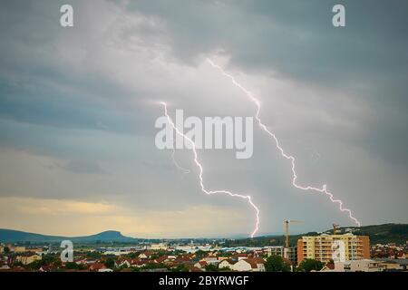 Fulmini sulla città, nuvole tempesta sopra la città Foto Stock