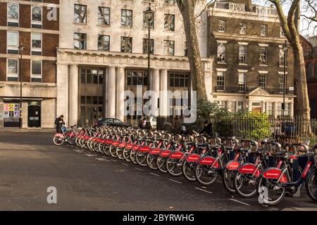 Londra/Regno Unito-26 dicembre 2016: Biciclette parcheggiate nella strada di piazza Soho a Londra Foto Stock
