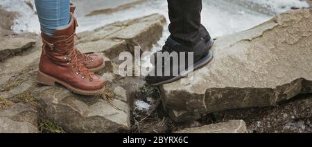 Primo piano di una coppia di coppie amorevoli che si affacciano l'una sull'altra faccia su pietre sullo sfondo di una fauna selvatica Foto Stock