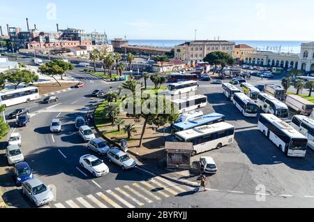 Rotonda nel centro di Catania nel mese di dicembre, che mostra il terminal degli autobus e la stazione ferroviaria Foto Stock