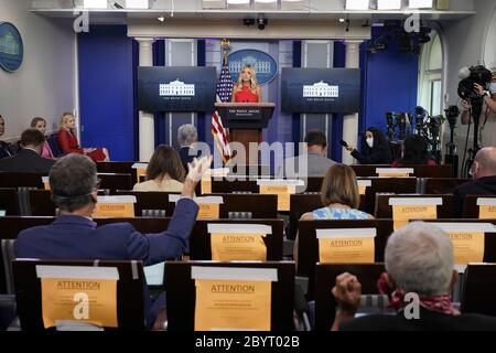 Washington, Stati Uniti. 10 Giugno 2020. Il segretario alla stampa della Casa Bianca Kayleigh McEnany invita i giornalisti durante un briefing alla Casa Bianca di Washington, DC, mercoledì 10 giugno 2020. Foto di Chris Kleponis/UPI Credit: UPI/Alamy Live News Foto Stock