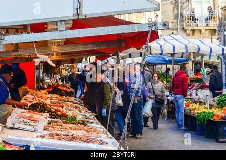 Vita di mercato e vita di strada a Ortigia, Siracusa, Sicilia, Italia Foto Stock