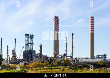 La raffineria di Gela, Sicilia, Italia Foto Stock