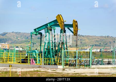 Pumpjack d'olio alla raffineria di Gela, Sicilia, Italia Foto Stock