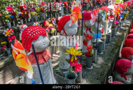 Statue in pietra decorate di bambini che rappresentano bambini non nati al Tempio Buddista di Zoozoji, Tokyo, Giappone Foto Stock