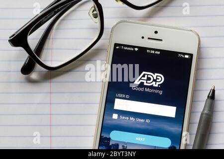 La schermata di accesso dell'app ADP viene visualizzata su un iPhone. Automatic Data Processing Inc. È un fornitore americano di software e servizi di gestione delle risorse umane. Foto Stock