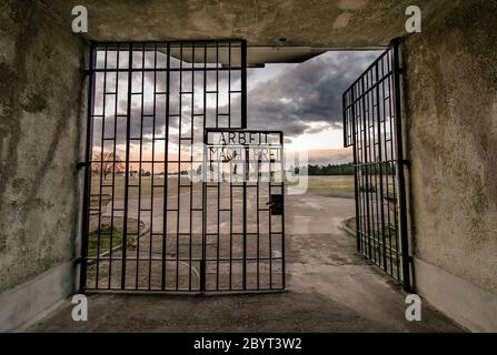 Arbeit Macht Frei slogan, campo di concentramento Sachsenhausen cancello anteriore Foto Stock