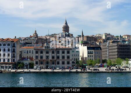 TURCHIA, ISTANBUL - maggio 2020. Vista panoramica sulla torre Galata nel paesaggio della città di Istanbul con edifici alld intorno Foto Stock