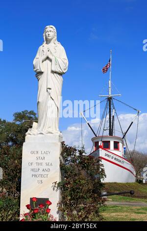 Gamberi barca e statua, quartiere storico, Morgan City, Louisiana, Stati Uniti Foto Stock