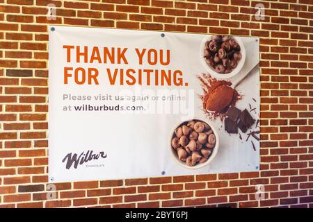 Lititz, PA USA - 16 novembre 2019: Un cartello al Wilbur Chocolate Factory Store nel centro di Lititz. Foto Stock