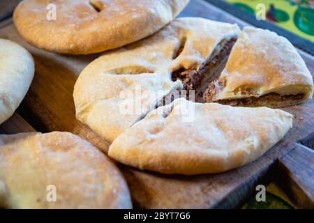Lobiani, in stile georgiano tradizionale flatbread con fagioli rossi ripieno, close-up con il fuoco selettivo. Lobiani popolare è un piatto cotto in Georgia. Foto Stock