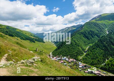 Montagna e paesaggio villaggio di Svaneti al trekking e percorso escursionistico vicino al villaggio di Mestia nella regione di Svaneti, patrimonio dell'umanità dell'UNESCO in Georgia. Foto Stock