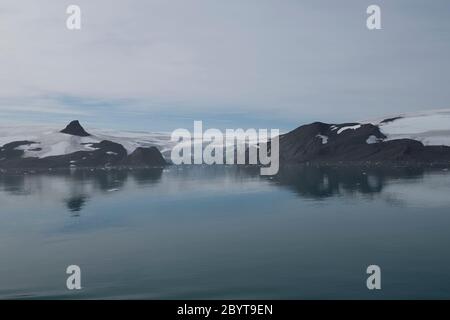 Un ghiacciaio di acqua tideidata nella baia di Admiralty sull'isola di re George nelle isole Shetland del sud, Antartide. Foto Stock